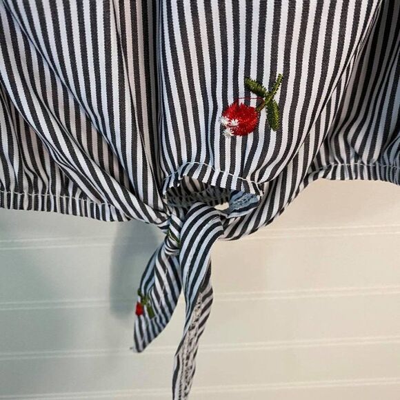 Kontrol Off The Shoulder Pinstripe w/Flowers Top - Picture 3 of 4
